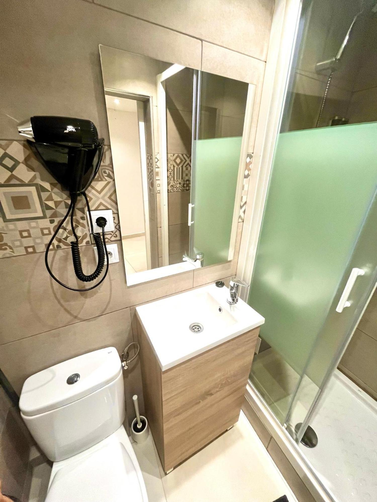 Apartamentos Con Bano Privado Frente Al Metro L5 Barcelona-Hospitalet L'Hospitalet de Llobregat Esterno foto